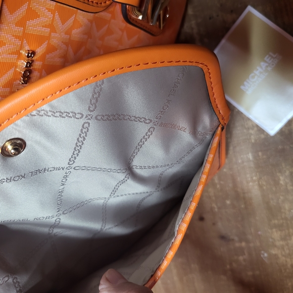 Michael Kors Small Orange Tote and Wallet Set - Picture 4 of 6